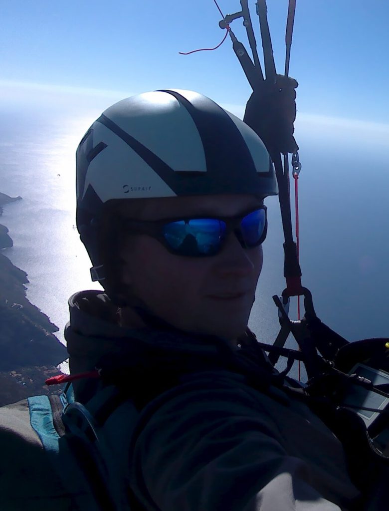 Paragliding piloot in de bergen