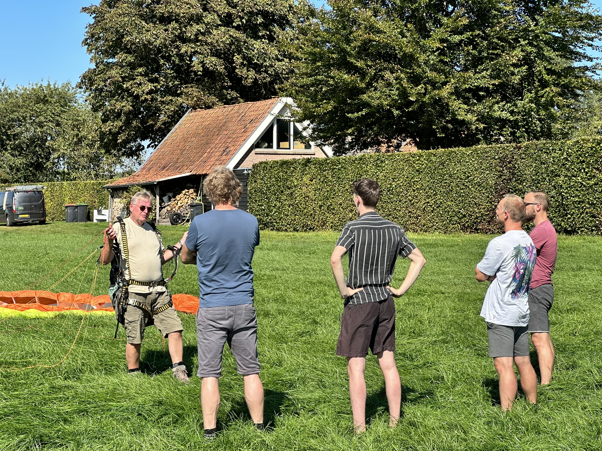 Paragliding cursist in de bergen